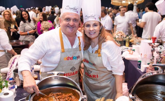Chefs voluntarios con sus preparaciones en el salón del Hotel Los Tajibos